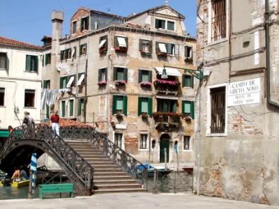 Bridge to the Gheto Novo (foreground) - on an islet - the oldest part of the Jewish Ghetto (Ghetto Ebreo)