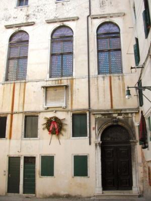 Scola Spagnola (Sephardic): In Ghetto Vecchio. Built in1550. Only synagogue in world to hold services continuously since 1550.
