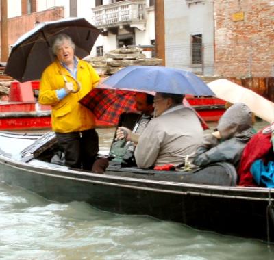 A singer and an accordian player on another gondola as seen from our gondola