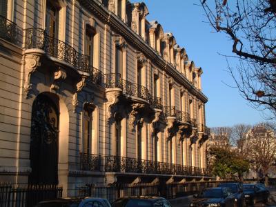 Sunset caress on avenue Montaigne's chic corners - December 2004