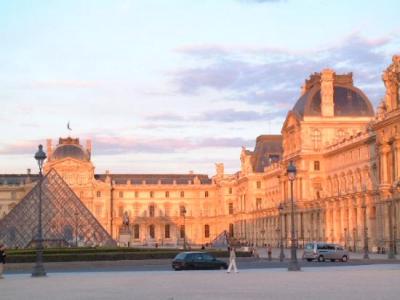 Le Louvre, et sa petite pyramide - Sept 2004