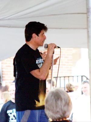 Illinois Gov. Rod Blagojevich giving short speech at finish line
