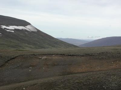 Driving through the dessert-landscape of the picturesque Myvatn