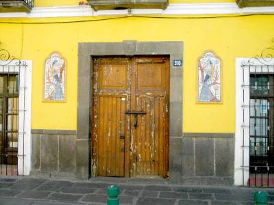 pared de amarillo - puebla, mexico
