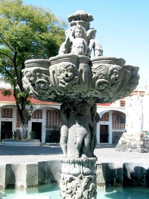fountain, plaza de los artists