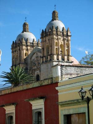 Santa Domingo y rojo