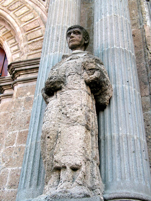 statue