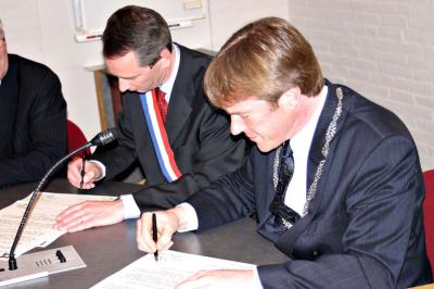 Ondertekening van de Jumelage-overeenkomst tussen de gemeenten Champigné en Warmond,  23 april 2005