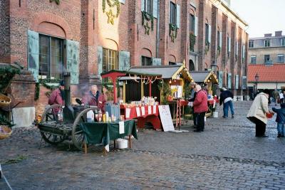kp christmas market and chestnut seller