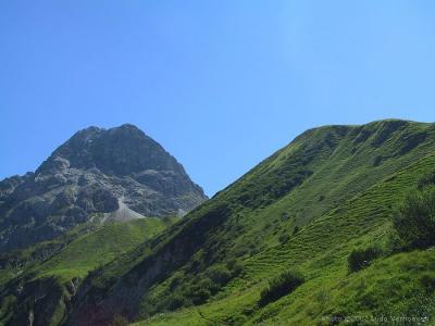Kleinwalsertal - Bärgunttal - Bergauf zum Widderstein - Widderstein im hintergrund