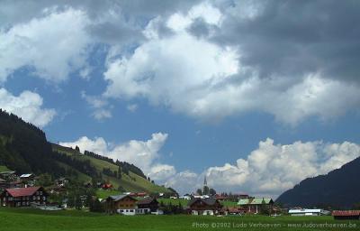 Kleinwalsertal - Gemsteltalwanderung (22.7.2002) - Sicht auf Mittelberg