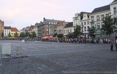 Turnhout (Belgium) Grote Markt 6.8.2002 - wachten op de foorkramers