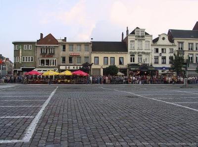 Turnhout (Belgium) Grote Markt 6.8.2002 - wachten op de foorkramers