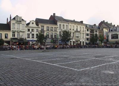 Turnhout (Belgium) Grote Markt 6.8.2002 - wachten op de foorkramers