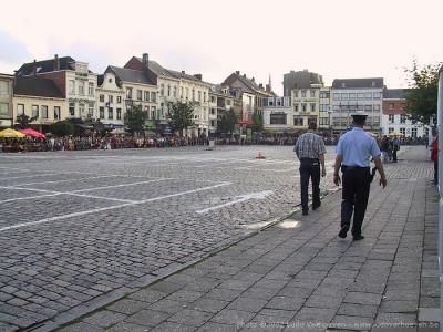 Turnhout (Belgium) Grote Markt 6.8.2002 - wachten op de foorkramers - Laatste inspectie, ze kunnen komen ...
