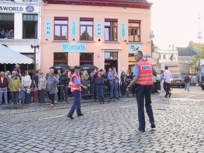 Turnhout (Belgium) Jaarlijkse augustusfoor - Aankomst van de foorkramers - 6.8.2002 - Klokslag 20 uur: ze mogen de markt op ...