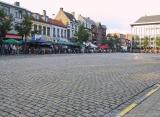 Turnhout (Belgium) Grote Markt 6.8.2002 - wachten op de foorkramers