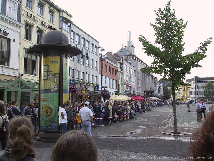 Turnhout (Belgium) Grote Markt 6.8.2002 - wachten op de foorkramers
