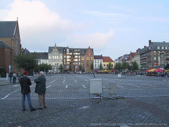 Turnhout (Belgium) Grote Markt 6.8.2002 - wachten op de foorkramers - Ook de burgemeester wacht ze persoonlijk op .