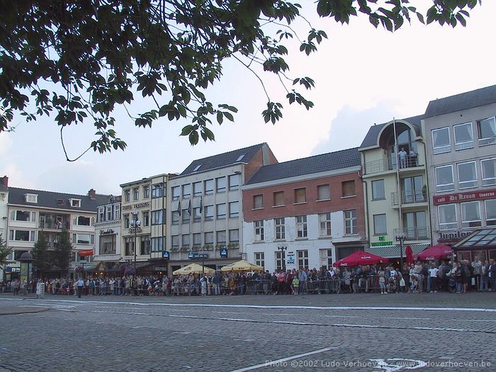 Turnhout (Belgium) Grote Markt 6.8.2002 - wachten op de foorkramers