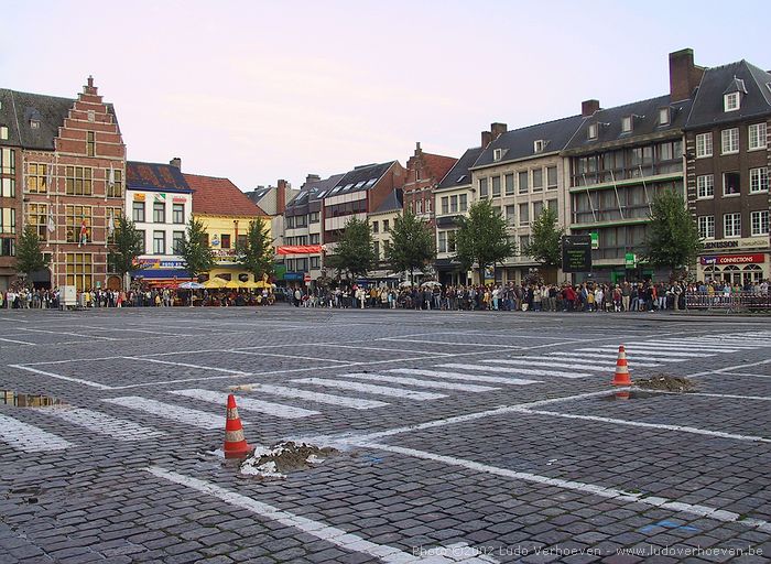 Turnhout (Belgium) Grote Markt 6.8.2002 - wachten op de foorkramers