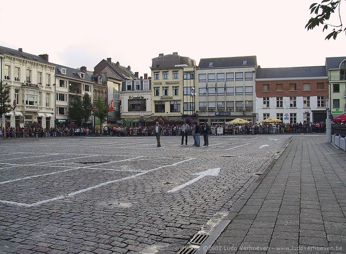 Turnhout (Belgium) Grote Markt 6.8.2002 - wachten op de foorkramers