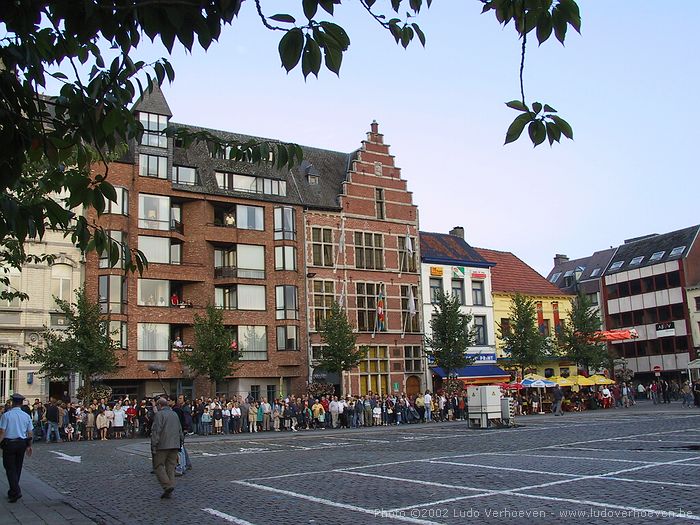 Turnhout (Belgium) Grote Markt 6.8.2002 - wachten op de foorkramers