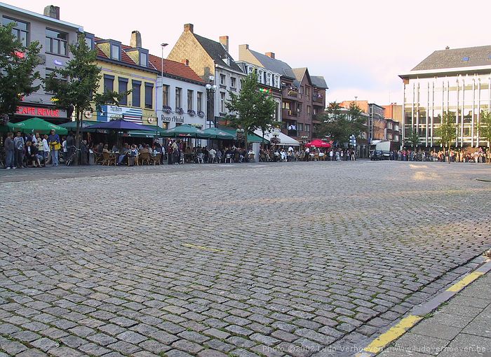 Turnhout (Belgium) Grote Markt 6.8.2002 - wachten op de foorkramers