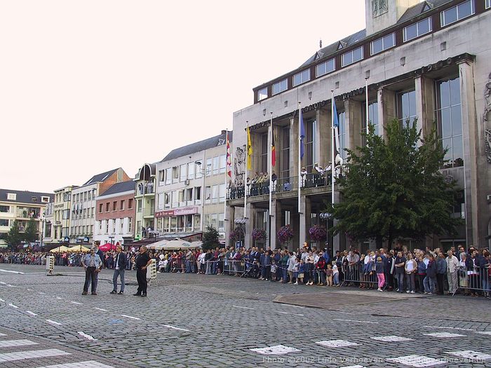 Turnhout (Belgium) Grote Markt 6.8.2002 - wachten op de foorkramers