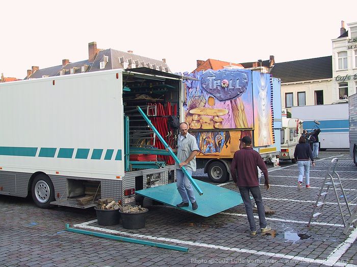 Turnhout (Belgium) Grote Markt - 6.8.2002 - Marktinvasie door de foorkramers - Het opbouwen begint onmiddellijk ...
