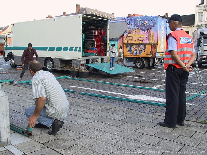 Turnhout (Belgium) Grote Markt - 6.8.2002 - Het opbouwen van de kermis - De politie zag dat het goed was ...