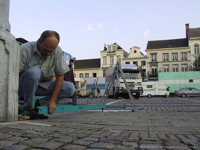Turnhout (Belgium) Grote Markt - 6.8.2002 - Alles moet echt waterpas ...