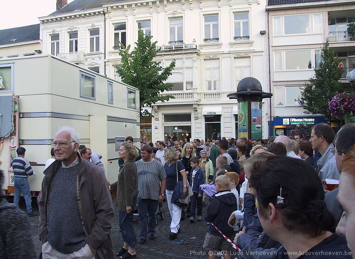 Turnhout (Belgium) Grote Markt - 6.8.2002 - Marktinvasie door de foorkramers onder grote belangstelling  ...