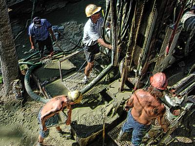 Enhanced shot of well drillers at work 07/31/2002
