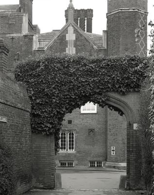 Hampton Court, Moat Lane
