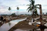 Asian Tsunami-Debris litters the city of Meulaboh