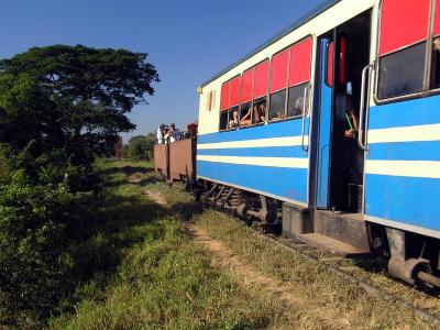 2004 11 28 - Train through Valle de los Ingenios.jpg
