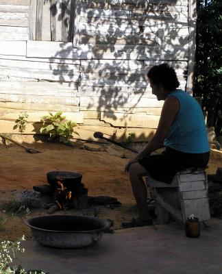 2004 12 03 - Vinales - Roasting the coffee beans.jpg