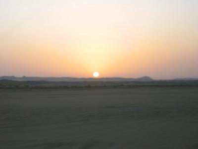 il sole sorge dal deserto egiziano