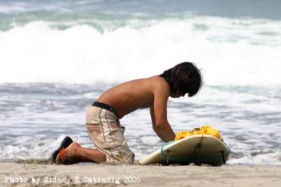 Lemon waxing his board before the men's comp