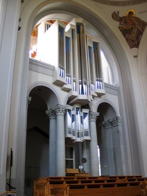 Pipe organ and choir stalls