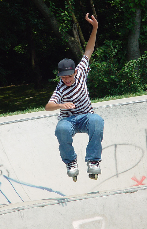 Skating the bowl<br><font size=1> by MFC</font></p>