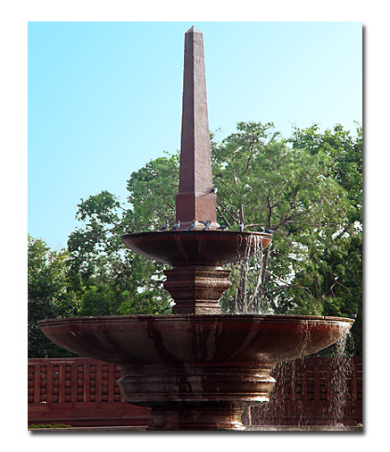 <B>The Pigeon Fountain</B><BR><FONT size=1>by Vikas</FONT>