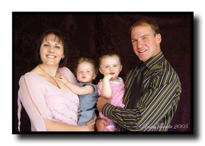 u13/tweeds04/medium/42542917.MumDadandtheGirlsclose.jpg