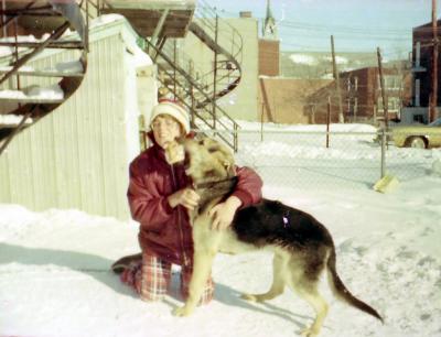 Moi et le chien sans nom derrire chez Perrette