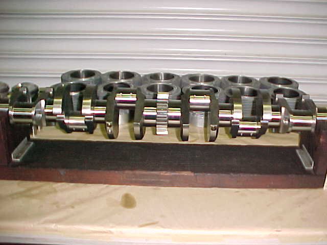 Crankshaft with piston and cylinders 2.
