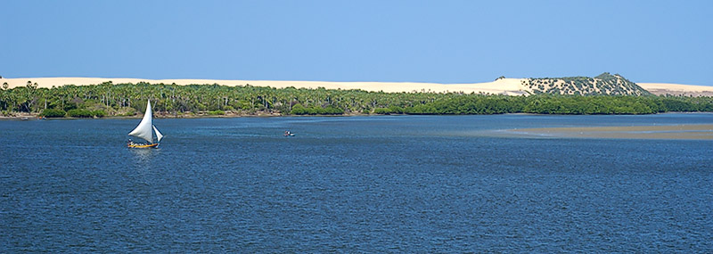 Rio Jaguaribe com dunas de Canoa Quebrada ao fundo, vista da cidade de Fortim