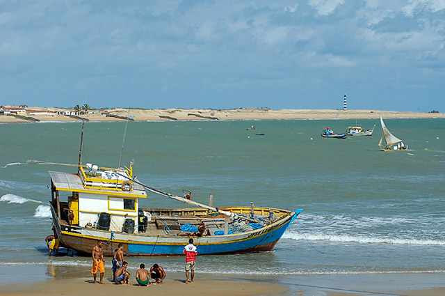 cotidiano na praia de touros com farol do calcanhar ao fundo.jpg