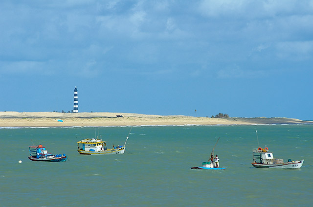Praia de Touros com Farol do calcanhar ao fundo.jpg