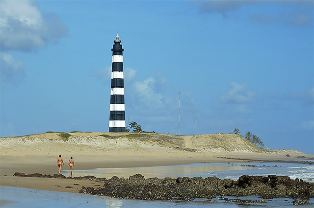 Farol do Calcanhar visto da praia5 com turista como referncia